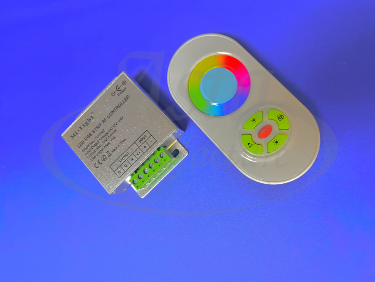 Комплект FUT042 (RGB), пульт белый/черный,  3*6A